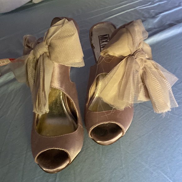 Bow Heels - Picture 2 of 6